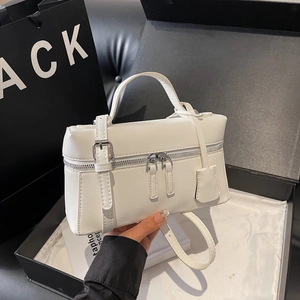 Sac à main carré blanc structuré avec double fermeture éclair argentée et poignée