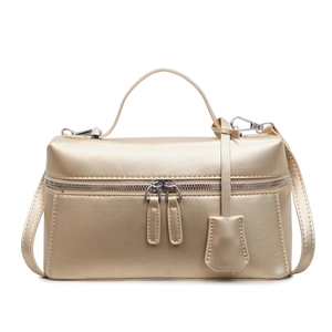 Sac carré champagne doré avec finition métallique et bandoulière amovible
