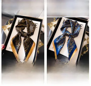 Détails de foulards en soie avec motifs paisley dorés en noir et bleu élégants