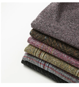 Détail de ponchos à carreaux superposés en imitation cachemire à texture épaisse