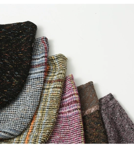 Gros plan détaillé des différents motifs et textures de tweed colorés des châles à capuche