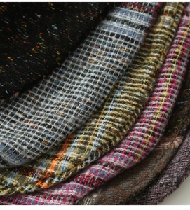 Gros plan détaillé de diverses textures de tissus à carreaux et en tweed multicolores