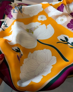 Détail du foulard carré en satin floral montrant la texture lisse et l'imprimé vif
