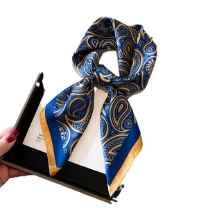 Carré de soie luxueux bleu roi à motif paisley avec bordure dorée et motif élégant