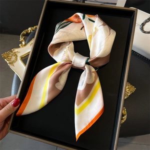Carré de soie élégant avec imprimé floral en patchwork orange et jaune