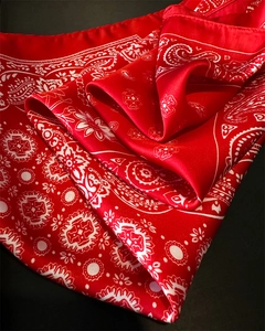 Detailaufnahme des roten Seidentuchs mit Paisleymuster und weichem Satin-Glanz-Finish