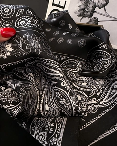 Detailansicht des Paisley-Seidentuchs mit glänzendem Satin-Finish und schwarz-weißem Druck