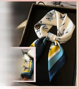Detail eines Seidenschals mit Pferde-Print im britischen Retro-Stil und Satin-Optik