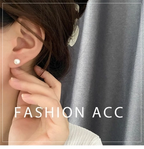 Primer plano de elegante pendiente de perla natural de 8mm en modelo para un estilo chic