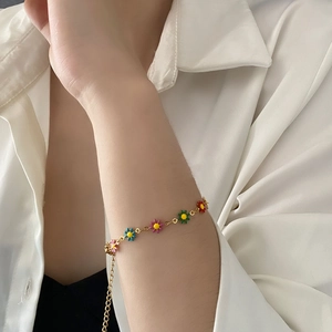 Colorful daisy flower bracelet in gold plating with adjustable chain for women