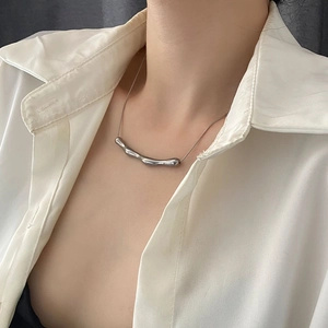 Collana con pendente a pieghe irregolari in acciaio inossidabile argento stile minimal