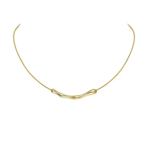 Collana dorata minimalista con pendente irregolare in metallo liquido su catena a serpente