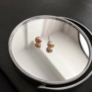 Elegantes pendientes de perlas naturales con pernos de plata s925 sobre base de espejo