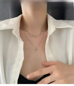 Gros plan du collier double rang avec étoiles et zircons sur le cou du modèle