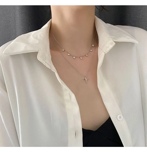Détails d'un collier double épaisseur en argent avec pendentif étoile et zircons brillants
