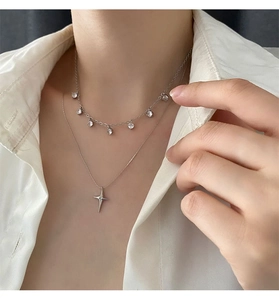 Gros plan d'un collier double rang argenté avec pendentif étoile et zircons sur un mannequin