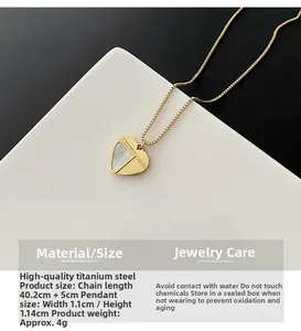 Gros plan du collier en acier titane doré avec pendentif cœur en nacre sur un support