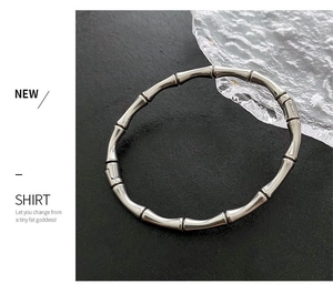 Vue détaillée du bracelet style bambou vintage avec fermoir à charnière pratique