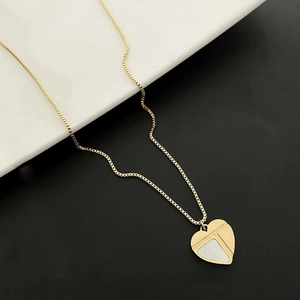 Élégant collier pendentif cœur doré avec nacre blanche et design en T sur chaîne box