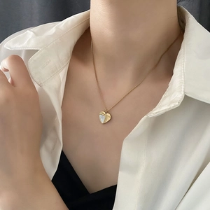 Élégant collier cœur doré pour femme avec incrustation en nacre sur une fine chaîne maille