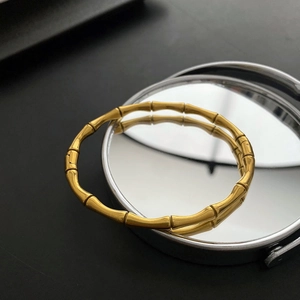 Bracelet jonc doré en forme de bambou avec finition métallique polie sur miroir