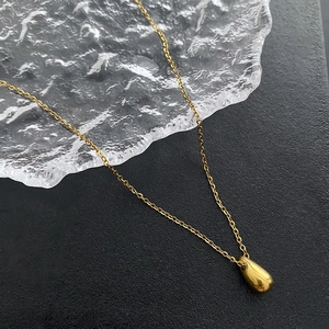 Golden teardrop pendant necklace in titanium steel featuring a elegant O-shaped chain