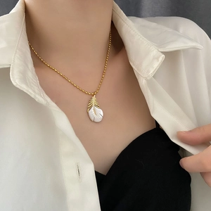 Collier élégant à pendentif plume en or et texture nacre avec diamants brillants