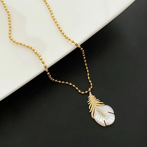 Élégant collier chaîne à billes dorées avec pendentif plume en nacre blanche et zircons