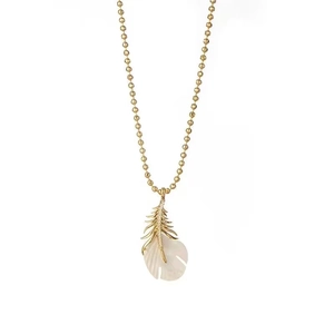 Collier élégant à perles dorées avec pendentif plume à double couche en nacre et zircon