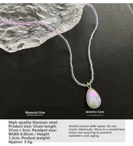 Makro-Detail der Perlenkette mit blauem Anhänger und Kette aus hochwertigem Titanstahl