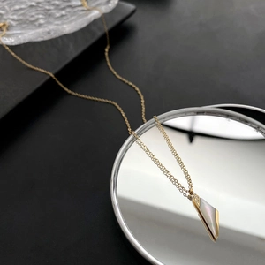 Collier Pendentif Triangle Asymétrique Acier Titane Nacre Blanche Plaqué Or Résistant Au Ternissement Bijou Géométrique