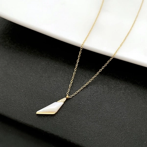 Collier en acier titane doré avec pendentif triangulaire en nacre et cristaux