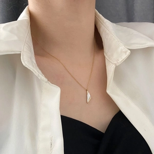 Collier élégant en acier titane doré avec pendentif géométrique triangle pour femmes