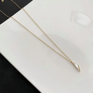 Collier élégant en titane doré avec pendentif géométrique en nacre et détails en zircon
