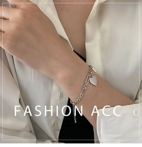 Bracciale con ciondolo a cuore lucido al polso con catena a maglie minimalista