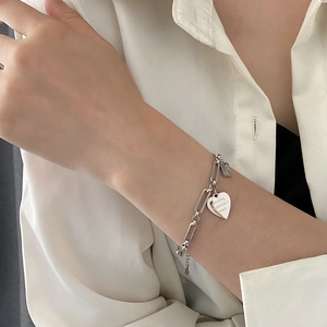 Bracciale a catena in acciaio al titanio per donna con ciondolo a cuore e incisione