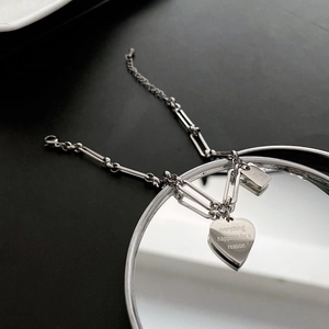 Bracciale in acciaio al titanio con ciondolo a cuore e incisione su fondo opaco