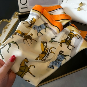 Detailansicht des Seidenschals mit Pferdeprint, orangefarbenem Rand und Retro-Mustern