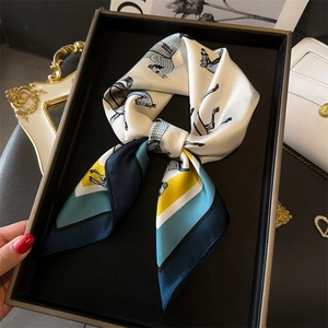 Eleganter Seidenschal mit Pferdeprint und blau-gelbem Rand in edler Luxus-Dekoration