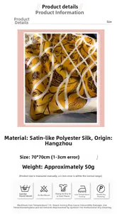 Détail d'un foulard 70x70cm en satin jaune avec motifs floraux et lignes quadrillées