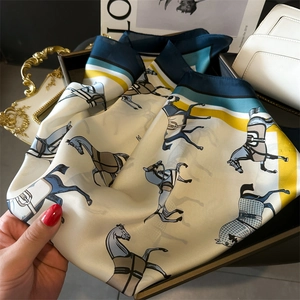 Detailaufnahme eines Satintuchs mit Pferde-Print und geometrischem Rand für Damen