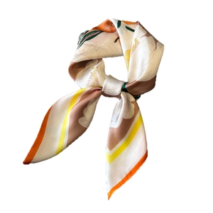 Foulard en satin à motif floral rétro avec blocs géométriques orange et vert sur blanc