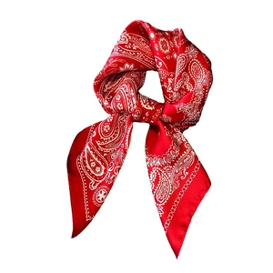 Eleganter roter Paisleymuster Seidenschal mit Satinglanz und klassischen weißen Motiven