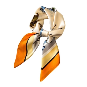 Eleganter orangefarbener Seidenschal mit Pferdeprint und Satin-Finish für Damen