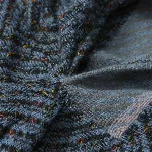 Détail macro d'un tricot épais multicolore montrant la texture à chevrons et le fil chaud