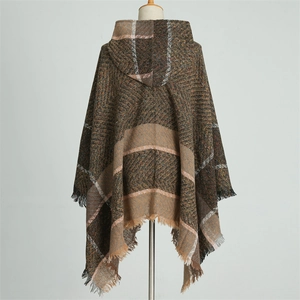 Vue détaillée du poncho à capuche avec texture à chevrons et bordures à franges