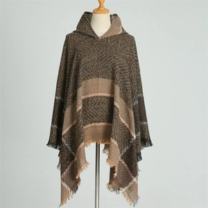 Gros plan du poncho à capuche à carreaux avec franges et texture épaisse à chevrons