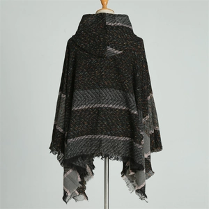 Détail du tissage en chevrons et des franges sur un châle poncho à capuche
