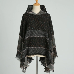 Vue détaillée du poncho à capuche avec motif à chevrons et finitions à franges douces