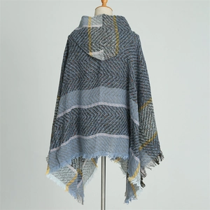 Détail du motif à chevrons bleu-gris avec franges sur le châle à capuche